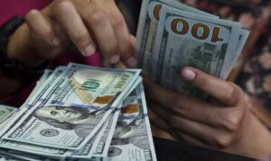 Moeda norte-americana encerra cotada a R$ 5,44 e bate recorde semanal de valorização desde 2008