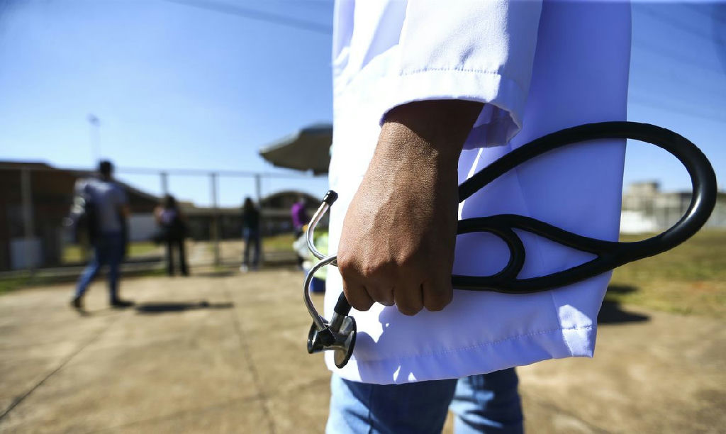 Novos médicos deverão passar por exame obrigatório aprovado pelo Congresso