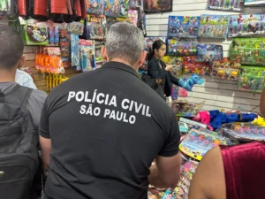 Operação da Polícia Civil retira 52,5 mil brinquedos piratas de circulação no centro de SP