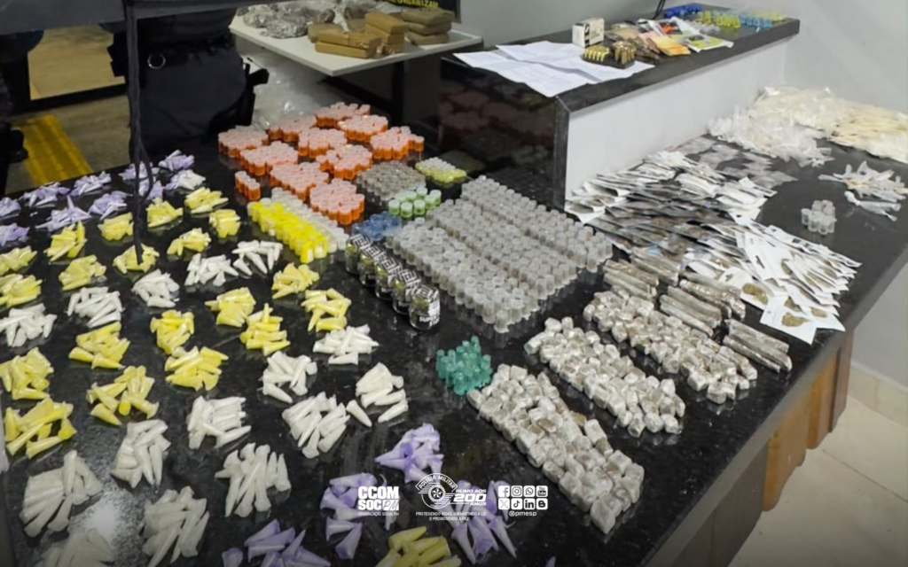 Operação policial em Paraisópolis resulta em prisões por tráfico de drogas