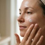 Ordem correta de aplicação supera preço de cosméticos na pele madura
