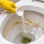 Ordem correta de vinagre e bicarbonato remove manchas amareladas do vaso sanitário