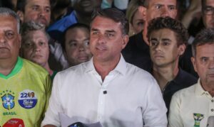 Passaportes de Flávio Bolsonaro são cancelados pela PF após descumprimento de ordem do STF