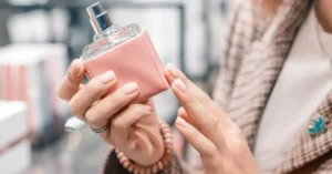 Perfume não fixa na pele? Conheça quatro erros comuns que diminuem a durabilidade