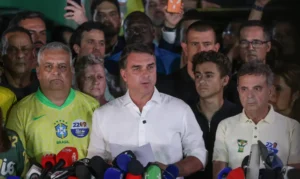 Polícia Federal apura como senador Flávio Bolsonaro deixou o país após ordem do STF