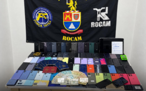 Polícia Militar acha 86 celulares e 17 passaportes em imóvel no Centro de São Paulo