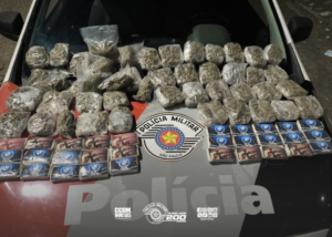 Policiais militares apreendem quase oito quilos de drogas em ônibus na Rodovia Dutra
