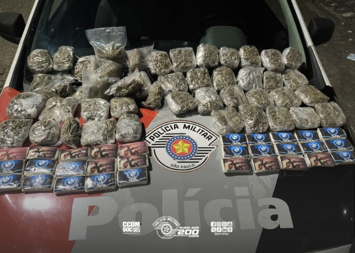 Policiais militares apreendem quase oito quilos de drogas em ônibus na Rodovia Dutra
