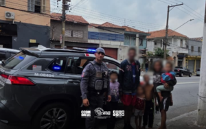 Policiais militares auxiliam família despejada com quatro crianças na zona leste de São Paulo