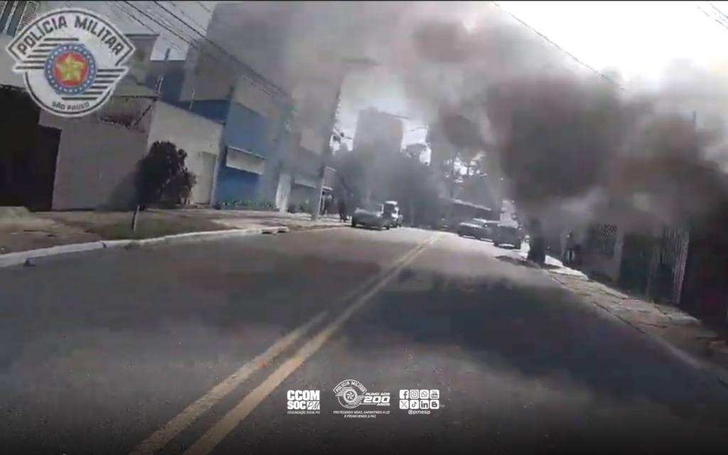 Policiais salvam idosa e cachorro de incêndio na zona norte de São Paulo