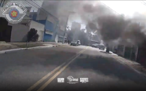 Policiais salvam idosa e cachorro de incêndio na zona norte de São Paulo