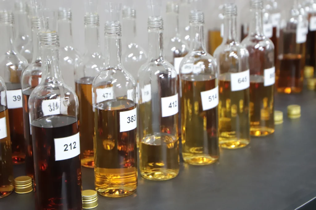 Por dentro dos critérios rigorosos que definem uma cachaça premiada