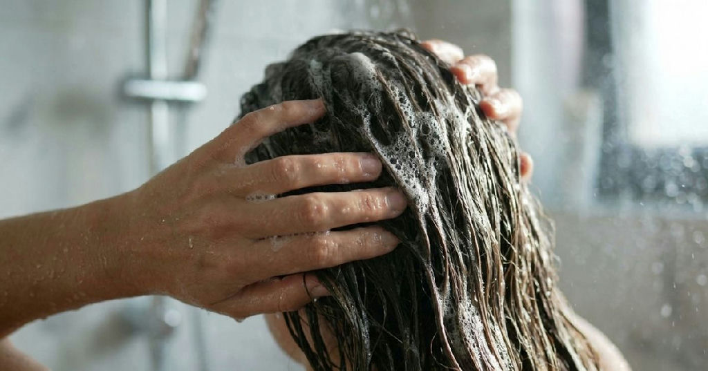 Por que aplicar shampoo no comprimento do cabelo pode ser um erro para a saúde dos fios