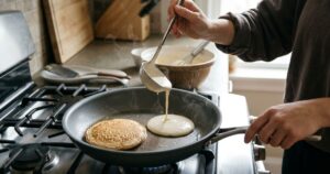 Por que Deixar a massa de panqueca descansar melhora a textura da receita