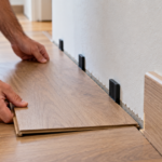 Por que deixar folga na instalação do piso laminado evita estufamento e danos