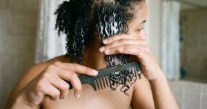 Por que desembaraçar cabelos cacheados secos aumenta a quebra e o frizz