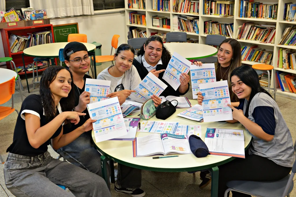 Professora de Campinas é premiada após aprovar 22 alunos no Provão Paulista