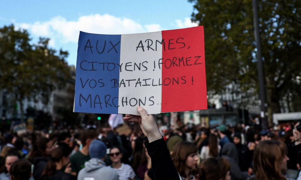 Protestos na França mobilizam 70 mil policiais e fecham pontos turísticos em Paris