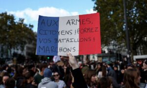 Protestos na França mobilizam 70 mil policiais e fecham pontos turísticos em Paris