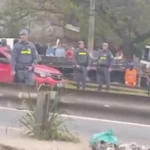 Após denúncias de invasão, tráfico de drogas e venda irregular de terrenos; durante a ação, caminhão da Subprefeitura é incendiado