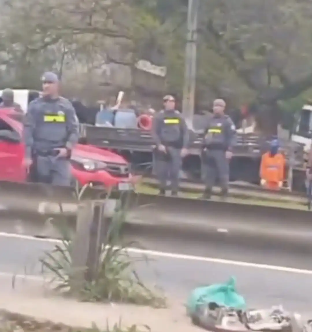 Após denúncias de invasão, tráfico de drogas e venda irregular de terrenos; durante a ação, caminhão da Subprefeitura é incendiado