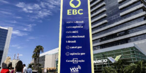 SBT reconhece equívoco e isenta EBC de falha em propaganda de Flávio Bolsonaro nesta segunda