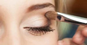 Sobrancelhas naturais: conheça dois produtos para preencher falhas antes das festas