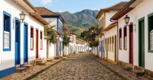 Tiradentes atrai turistas com montanhas, história e gastronomia em Minas Gerais