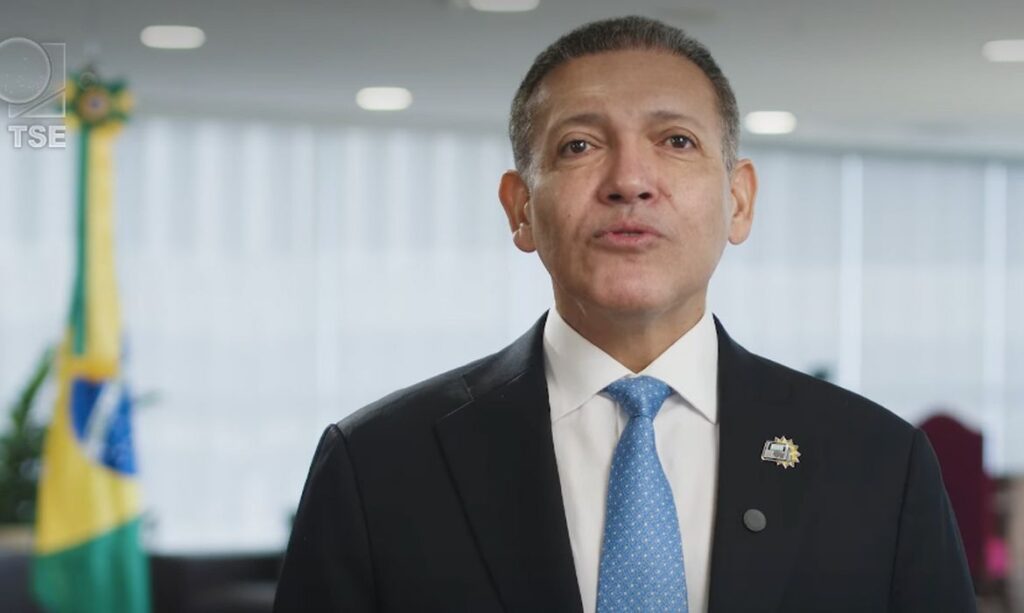 Tribunal Superior Eleitoral desmente acusação de Flávio sobre expulsão da sala-cofre