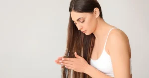 Truque caseiro com água micelar para cabelo oleoso divide opiniões