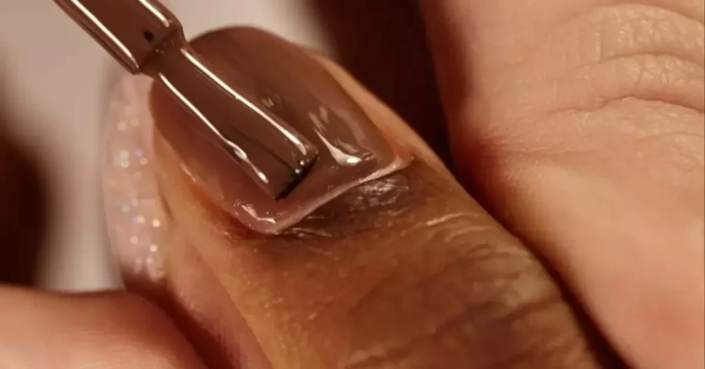 Truque com boleador substitui palito e facilita a limpeza de unhas