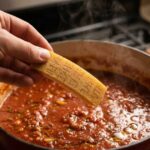 Truque com casca de parmesão transforma molho de tomate caseiro