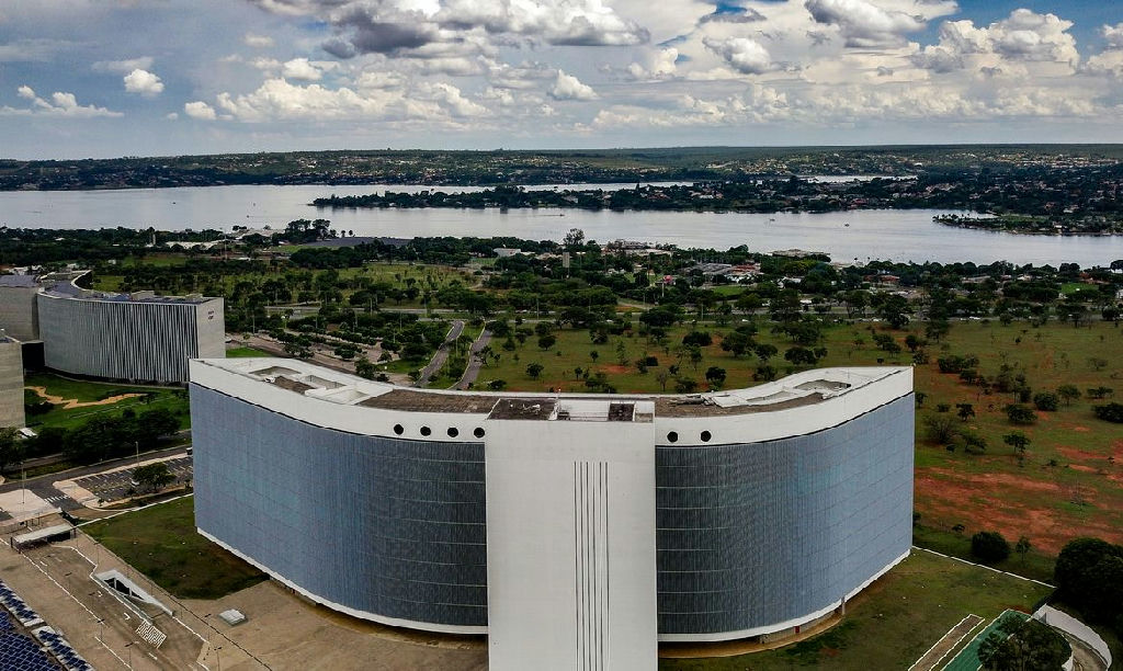 TSE obriga Meta a corrigir viés em IA após bloqueio de imagens de Lula