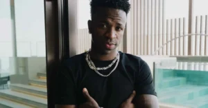 Vini Jr. é visto em restaurante com influenciadoras após término de namoro