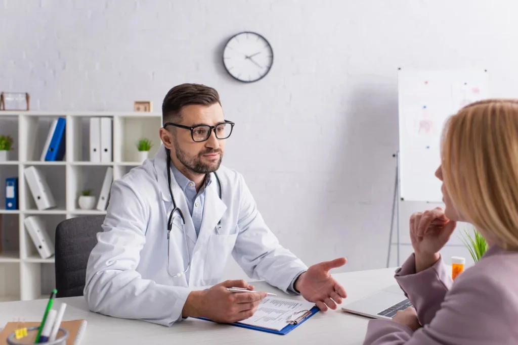 Vomitar bile: entenda as causas e quando buscar ajuda médica urgente
