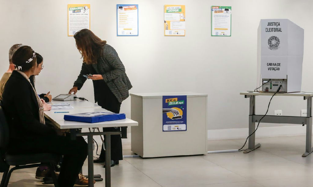 Voto seguro: entenda as regras para o uso de celular e a colinha na cabine eleitoral