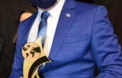 CEO Valdir P. Ventura com o troféu dos 100 mais influentes