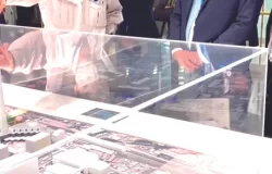 GSM Técnico de Usina de Incineração de Resíduos, em Tóquio, mostra maquete da planta para o prefeito R