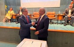 Secretário da Justiça e Cidadania, Fábio Prieto (à esquerda), e presidente da Fundação CASA, João Veríssimo Fernandes (à direita), se cumprimentam após assinatura do termo de posse.
foto: FCASA/Divulgação