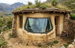 Artista constrói casa de terra na Argentina com para-brisas e revela formato de coração