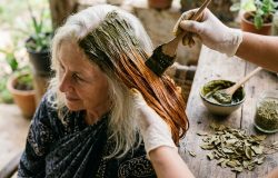 Cabelos brancos ganham vida: a henna como alternativa natural para colorir com brilho e maciez