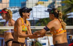 Carol e Rebecca superam americanas e decidem o título do Circuito Mundial neste domingo no Rio