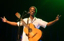 Caxtrinho apresenta show Queda Livre com samba experimental na TV Brasil