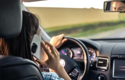 Celular ao volante: conheça as três multas e os riscos para a segurança no trânsito