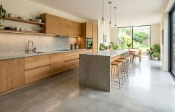 Cimento queimado ganha espaço em cozinhas brasileiras como alternativa prática à cerâmica