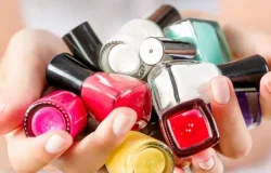 Cinco tons de esmalte fechados que elevam a elegância do visual