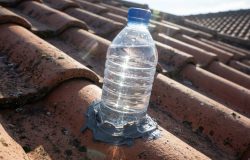 Como garrafas com água no telhado iluminam ambientes sem energia