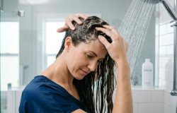 Como lavar o cabelo corretamente para evitar o ressecamento dos fios