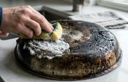 Como remover manchas do fundo da panela usando bicarbonato de sódio