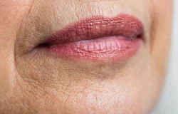 Como valorizar o volume dos lábios após os 50 anos com técnicas de maquiagem
